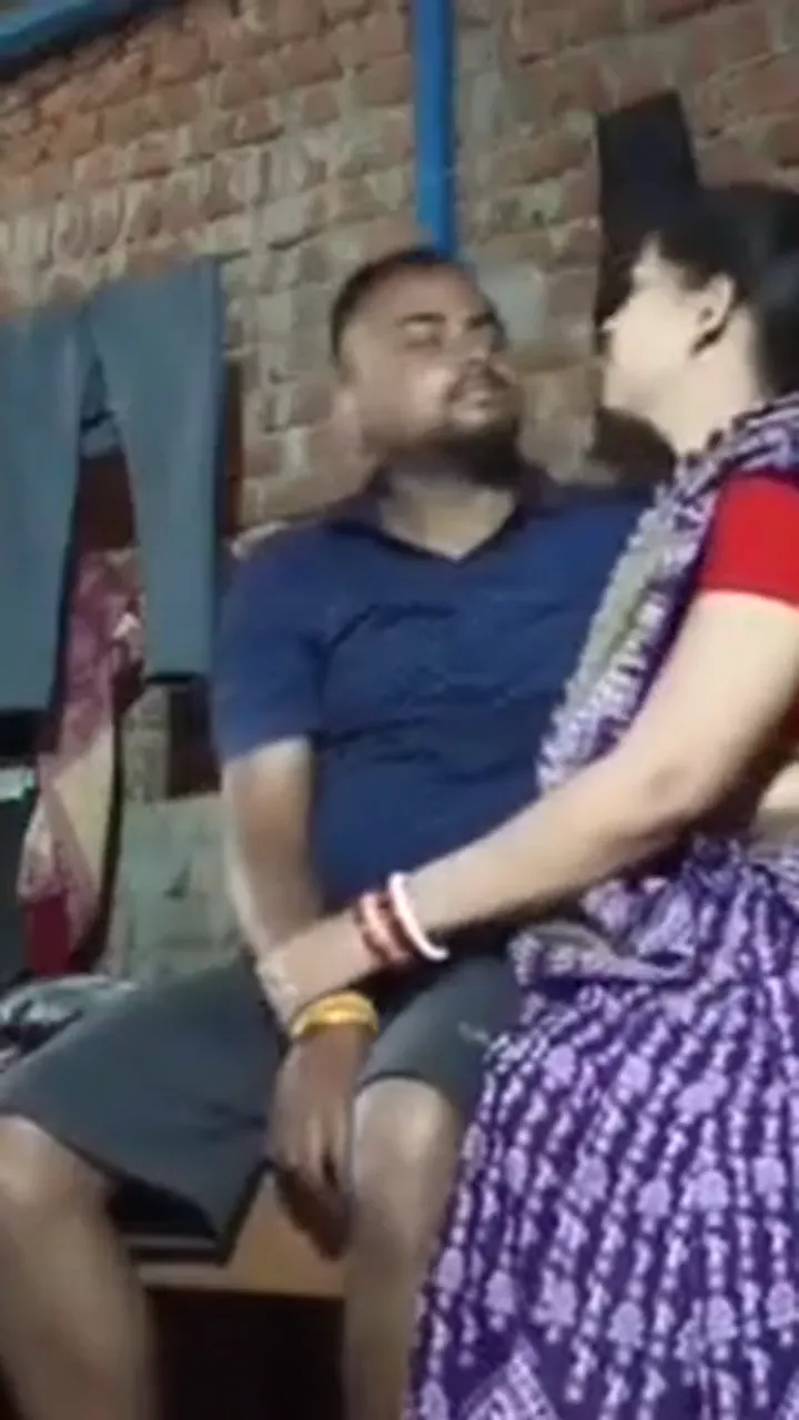 Desi village Bhabhi enjoying her sex with padosi devar