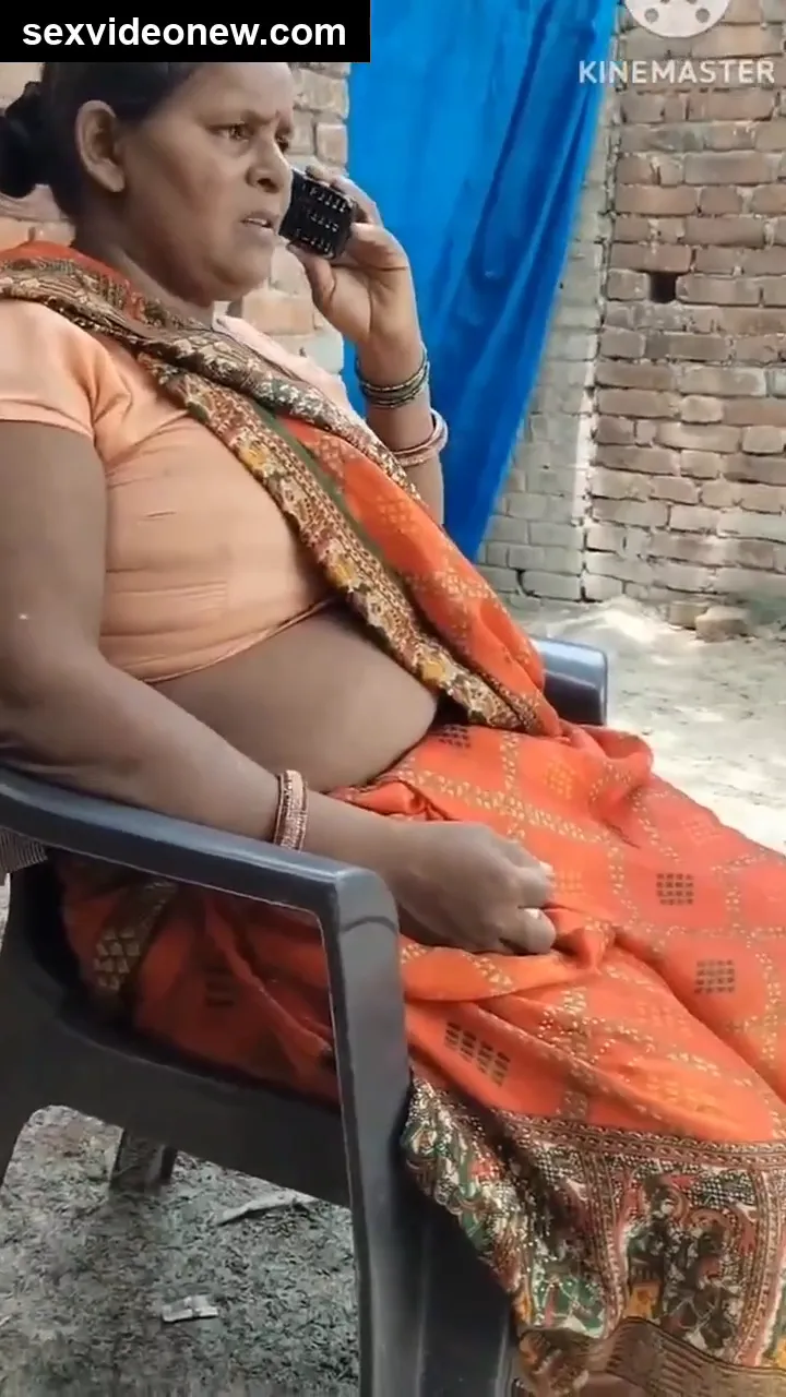 Poor aunty shows ass, chut and boobs for money