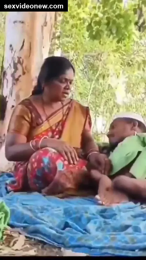 Telugu callgirl aunty giving pleasure to dwarf guy