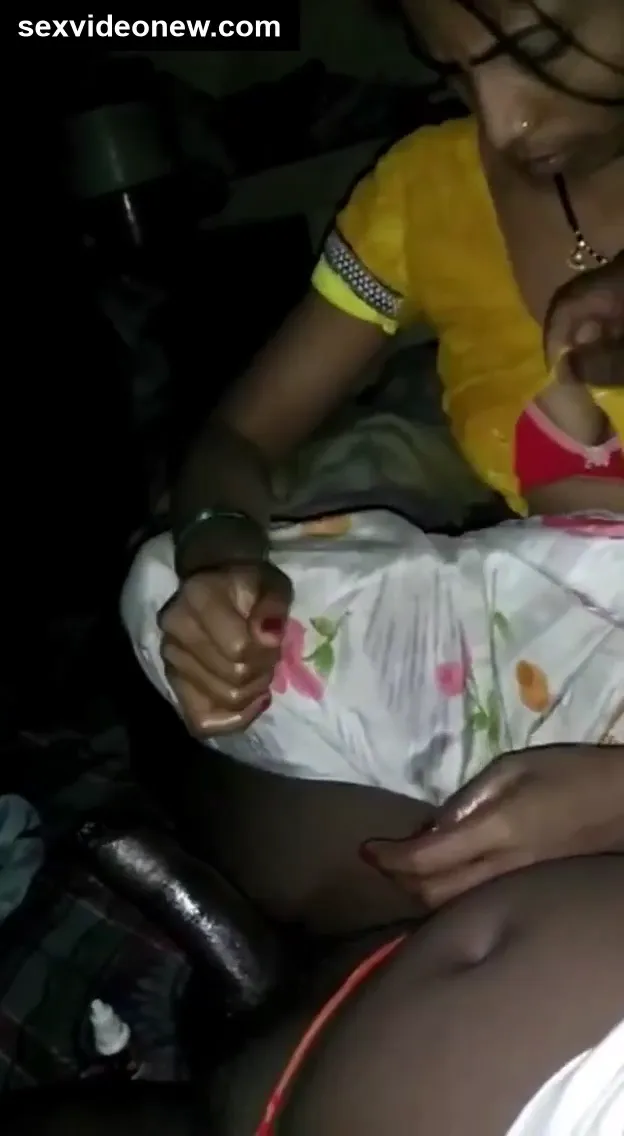 Village bhabhi lund malish and boobs showing mms