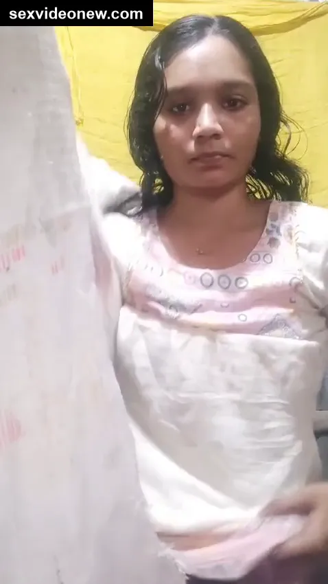 Slum area girl showing boobs and pussy in nude video