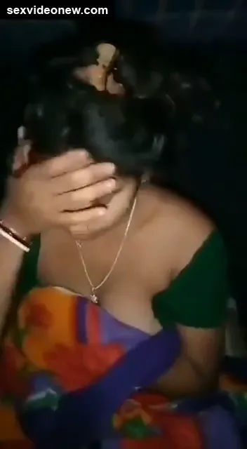 Nude selfie of village bhabhi in saree and blouse