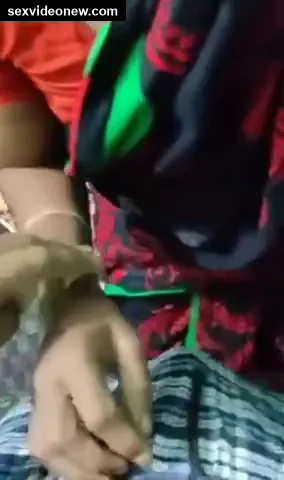 Poor desi maid handjob with owner