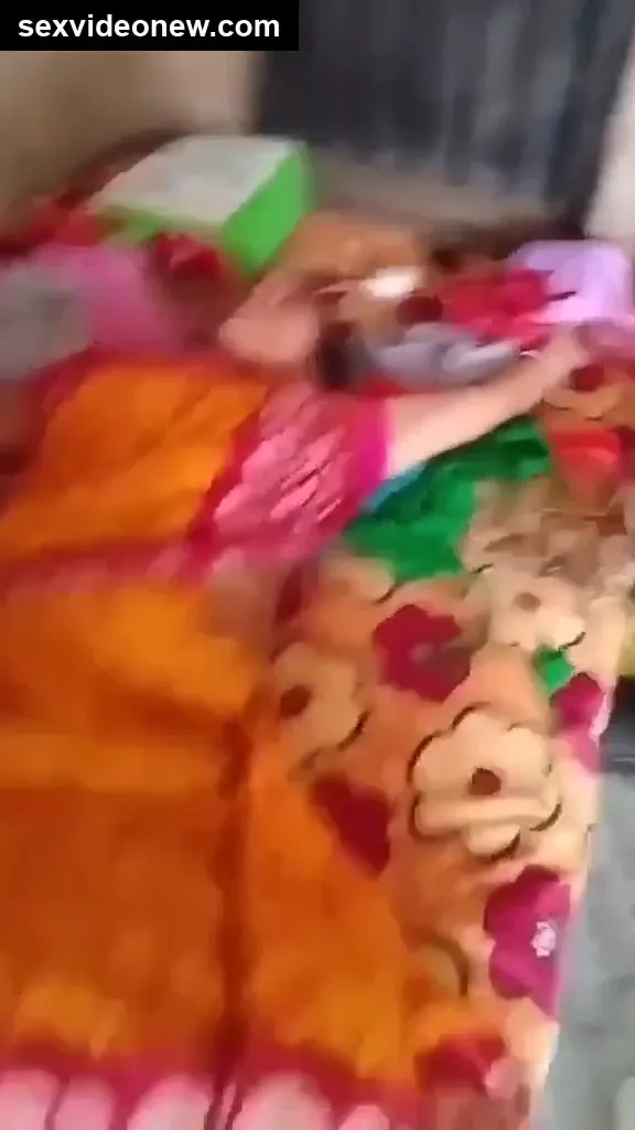 Telugu hubby exposing wife’s hairy chut in candaulism video
