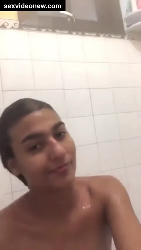 Young telugu kudi fuddi showing bathroom mms