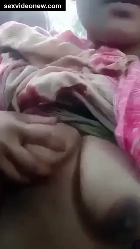 Telugu Dehati Bhabhi pressing her soft boobs in xxx selfie