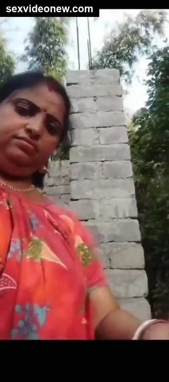 Desi village mom showing bhosda in video call