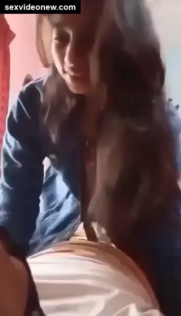 Very hot desi maal riding her boyfriend – MMS