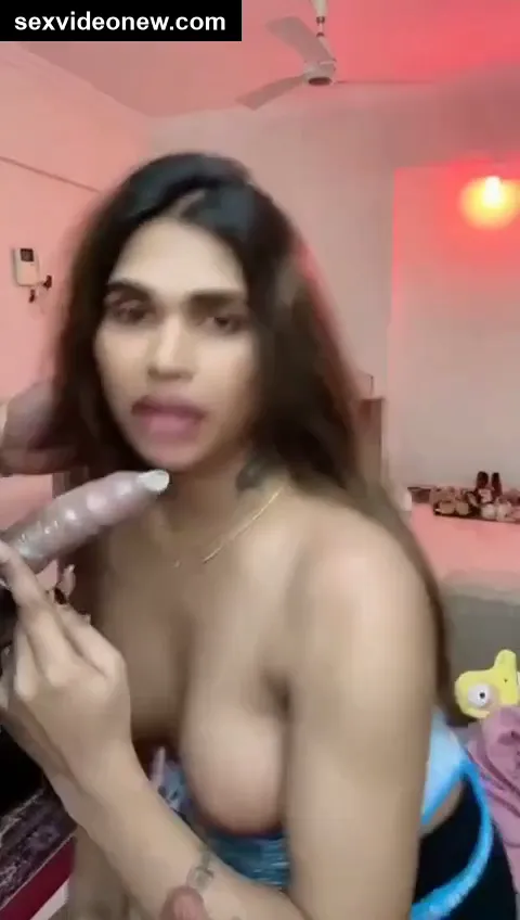 Bombay shemale roshni sucks hairy cock