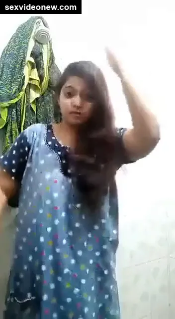 Desi bhabhi in nighyty showed her sexy boobs in selfie