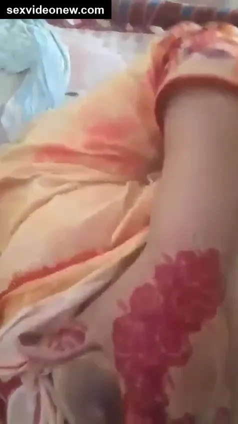 Telugu pathan aunty showing her boobs and fuddi in selfie