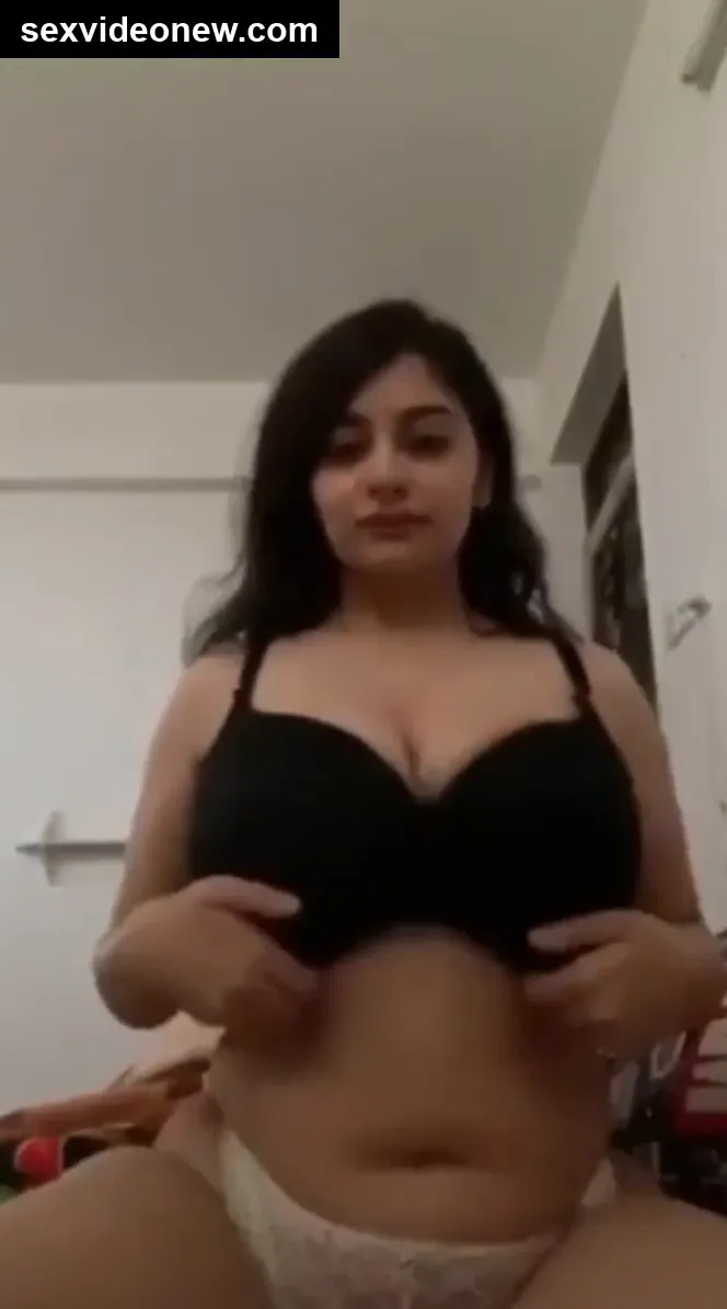 Horny Soniya bhabhi tanker boobs and pussy show