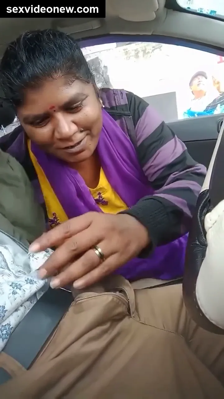Sexy telugu lady sucks lover's dick in car mms