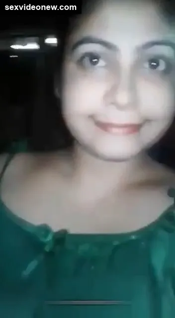 Desi bhabhi chuchi show in nude whatsapp video