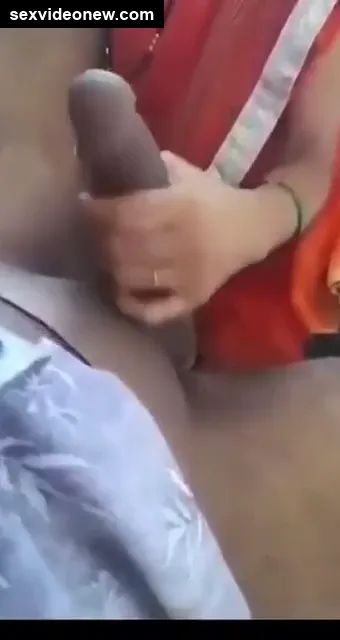 Bihari chawl Bhabhi stroking big desi cock