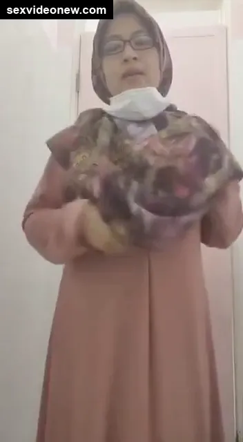Hijabi aunty showing her tanker boobs in love selfie