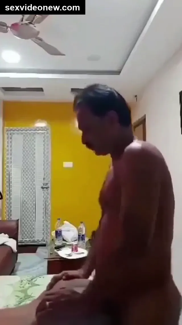 Budha boss fucking big boobs bhabhi in rented flat