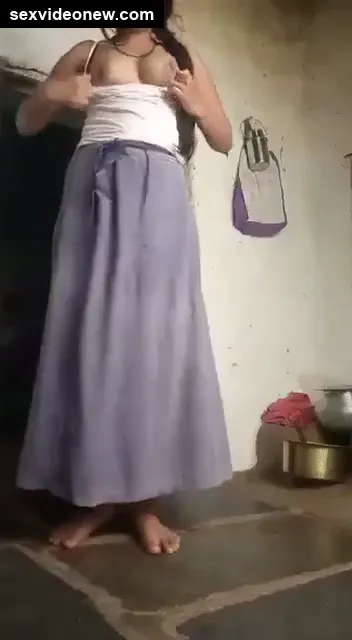 Desi maal showing her dehati chut in live video call