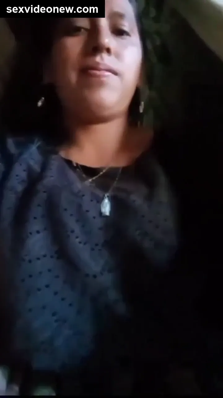 Hot bhabhi showing black hairy pussy in video call