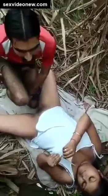 Desi girlfriend sharing in xxx jungle video