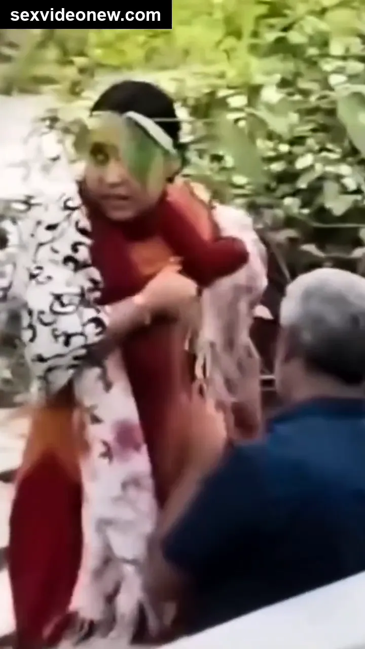 Public park budha budhi boobs sucking viral mms