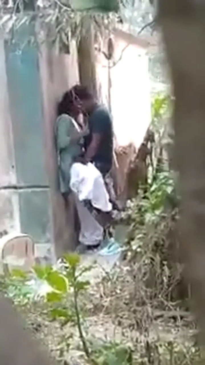 Desi spy cam video of Indian college girl’s outdoor fuck