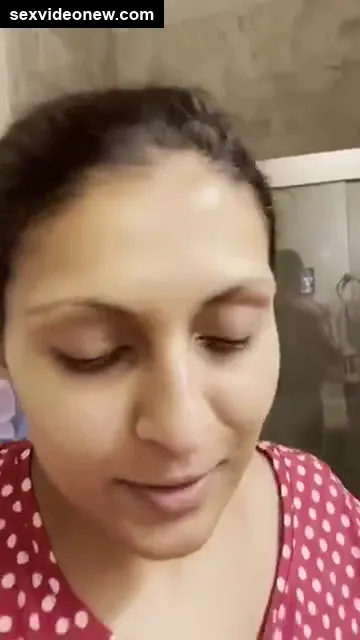 Sexy Telugu mom boobs milking in live video