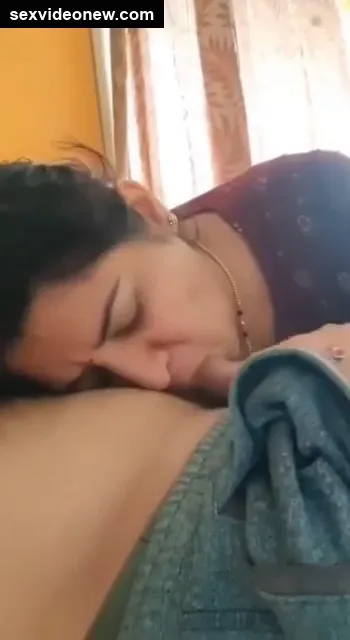 Married unsatisfied aunty sucking kunwara lund (hot MMS)