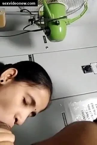Office bhabhi fucking with secuirity guard in his cabin