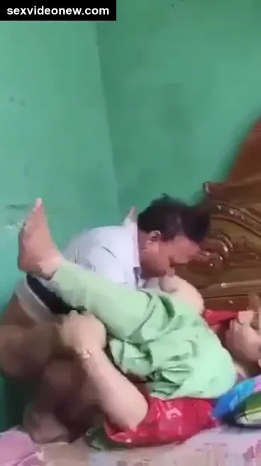 Bhabhi fucked budha kirana uncle for free groceries