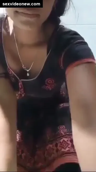 Kunwari ladki showing her hairy armpits and chut in video selfie