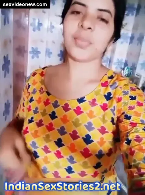 Hot Telugu aunty showing boobs in video