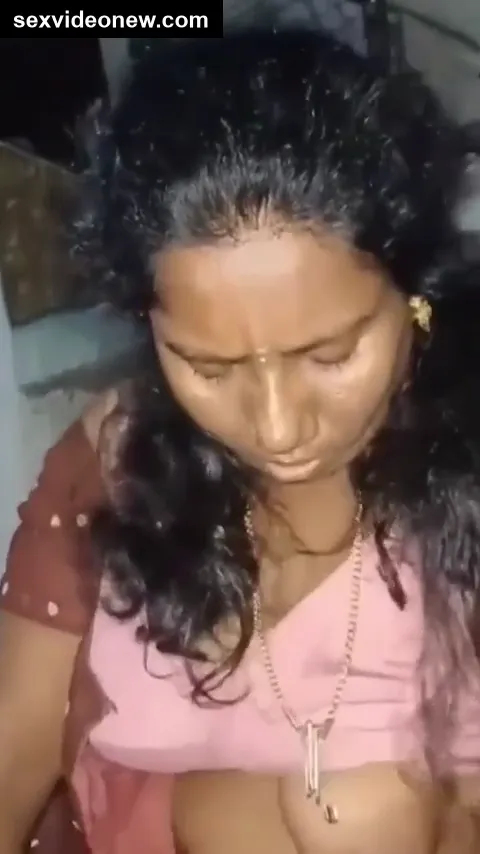 Desi housewife aunty boobs pressing in blouse