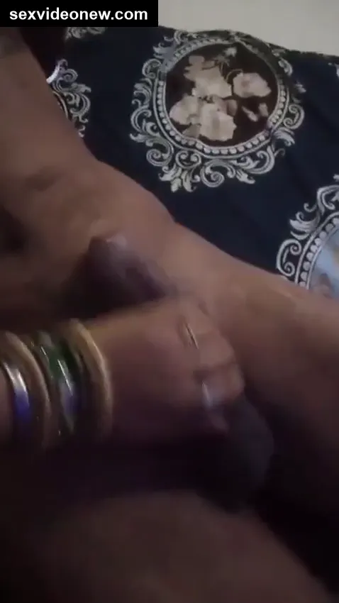 Delhi pooja aunty playing with big lund