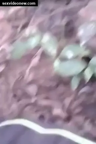 Aanganwadi bhabhi boobs pressing video