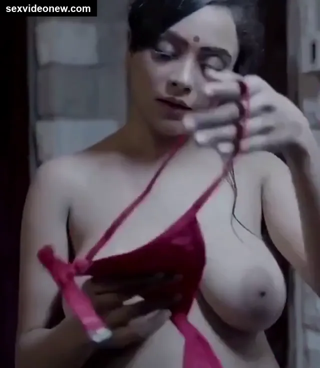 Ritu bhabhi showing her awesome boobs while wearing bra
