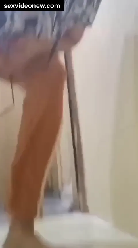 Telugu aunty howing cunt in nude bathroom solo