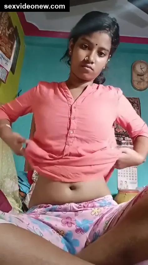Telugu girl showing desi boobs pussy in early morning video call