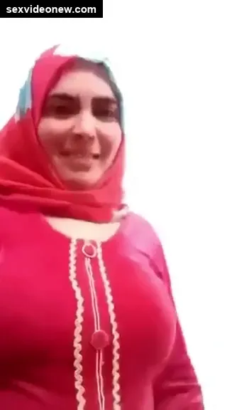 Hijabi big boobs lady showing pussy in video call