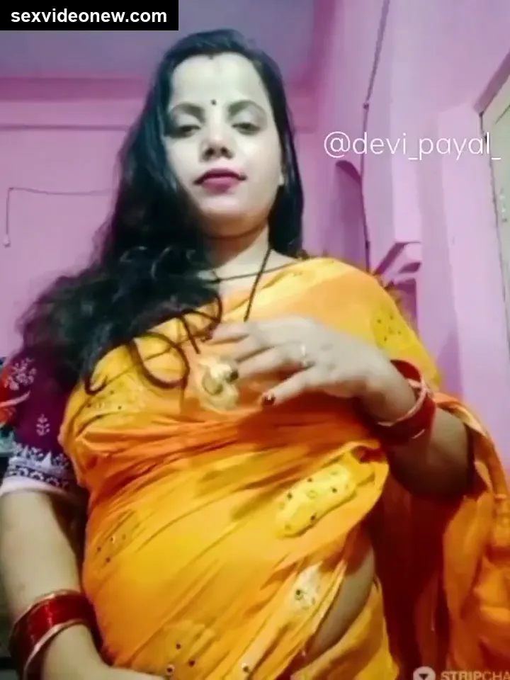 Sexy webcam aunty showing her chut in live show