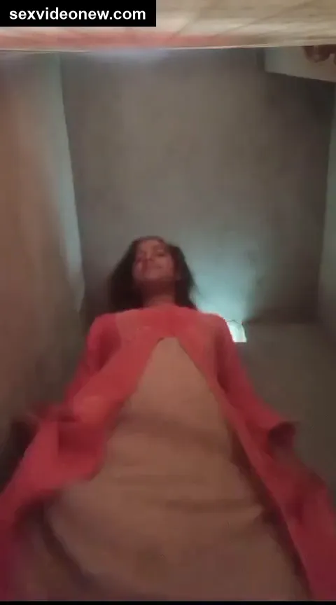 Young village girl showing her pink pussy in naked mms