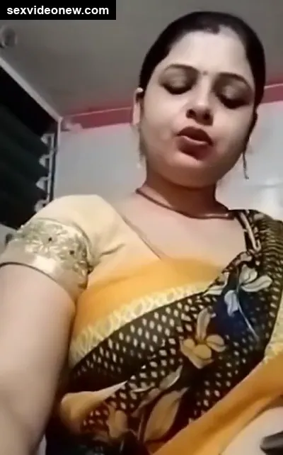 Desi webcam Bhabhi showing her chut in live show