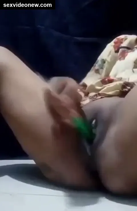 Alone and horny Bhabhi taking screwdriver in her pussy
