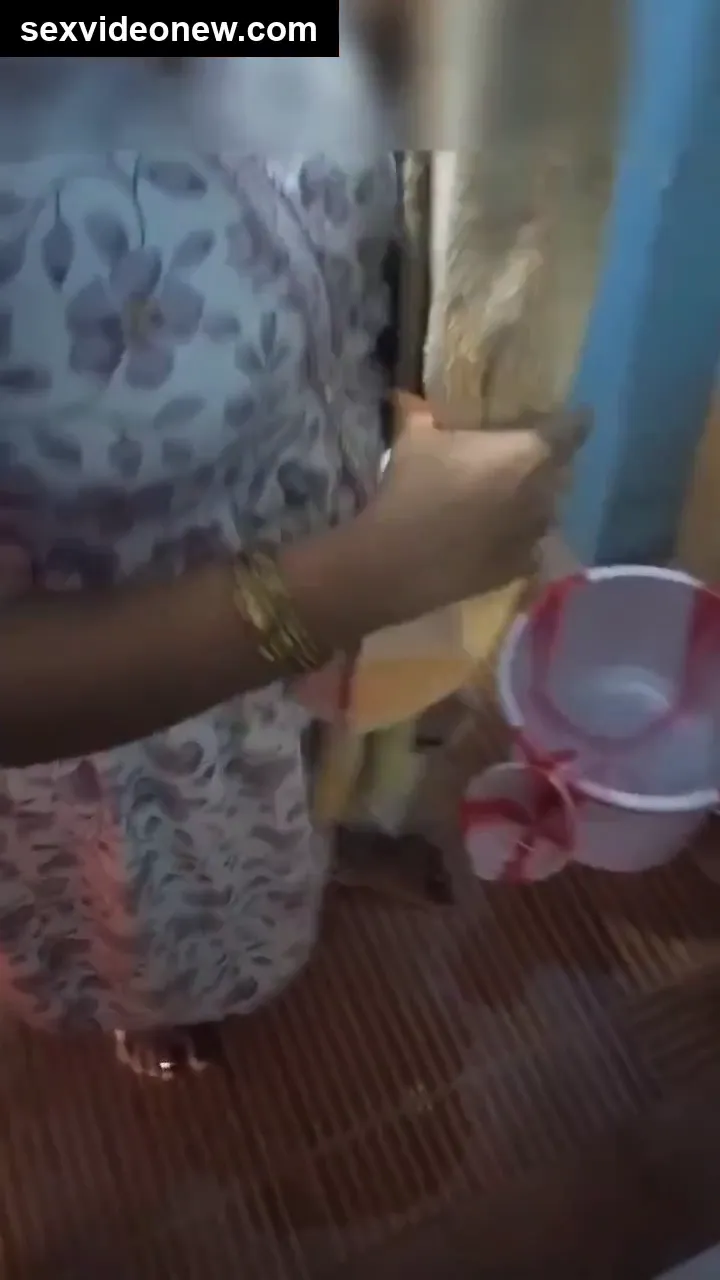 Sexy telugu wife boobs pressing in bathroom movie