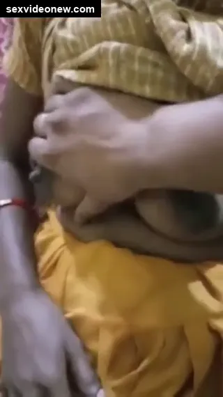 Mature kamwali aunty desi boobs pressing video