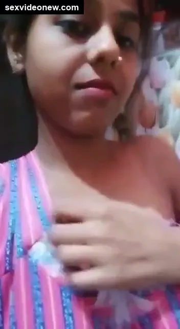 Full hot webcam Bhabhi showing naked boobs and chut