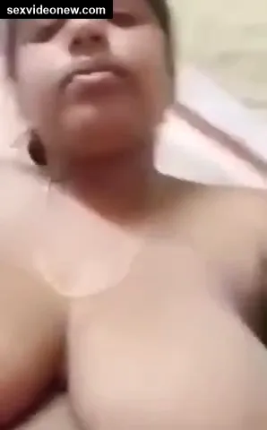 Kamuk telugu bhabhi showing busty boobs and fingering pussy