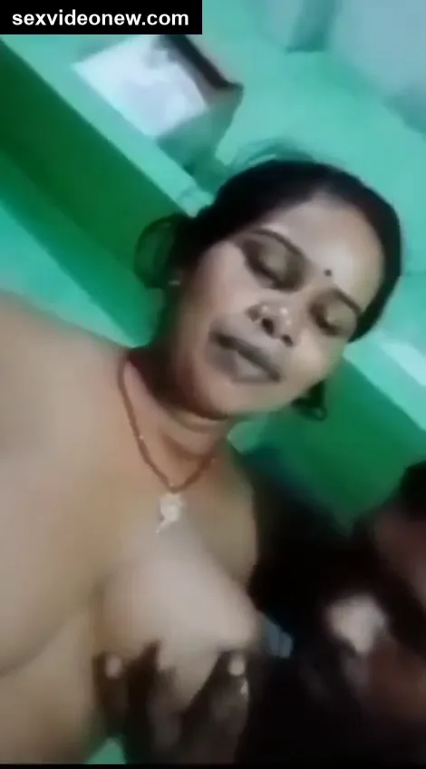 Dehati aunty lover milk feeding from boobs