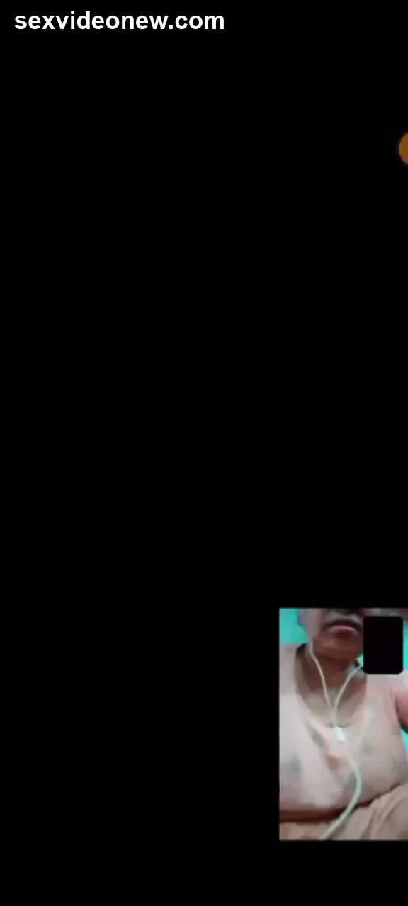 Telugu housewife mom showing pussy in nude chatting