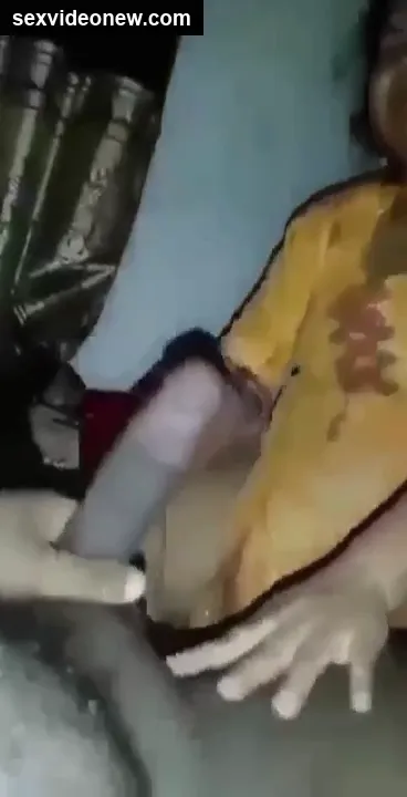 Housewife aunty fucking with lover in xxx affair video